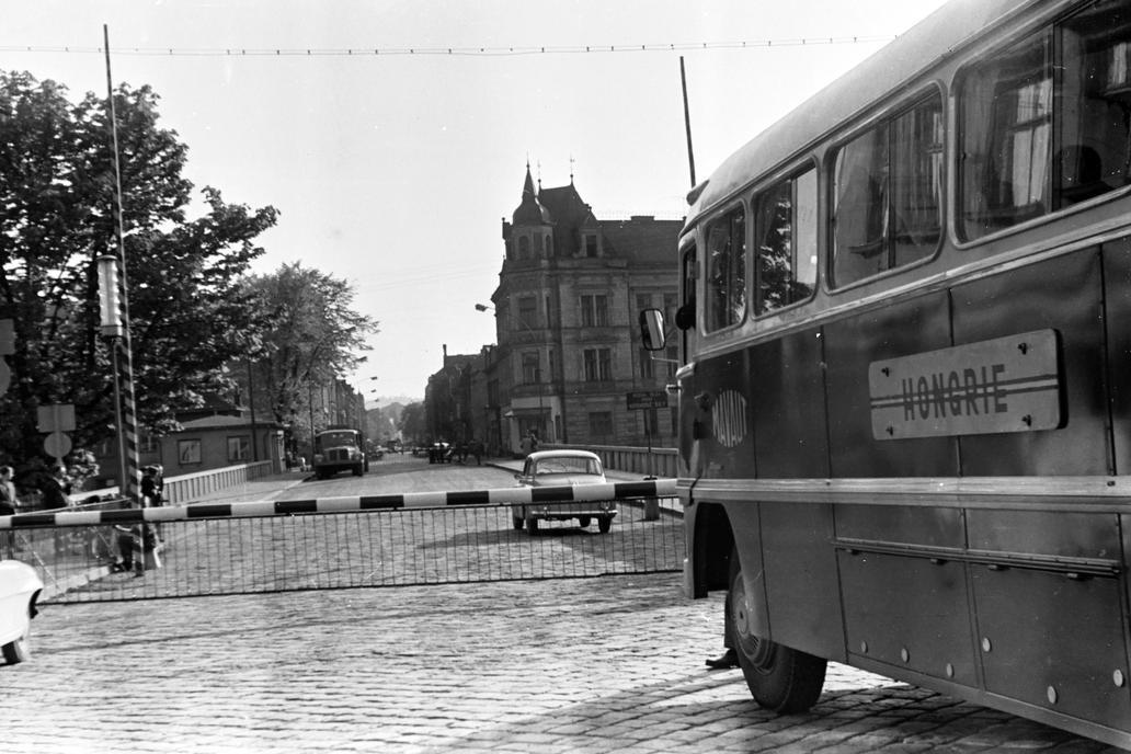 Dnes je Most přátelství přes řeku Olši oddělující Český Těšín a polský Těšín volně průjezdný bez hraniční kontroly. Státy tady dělí doslova několik desítek metrů. Kdysi byla situace úplně jiná a kontrole se nevyhnul nikdo. Ani autobus s maďarskými turisty.