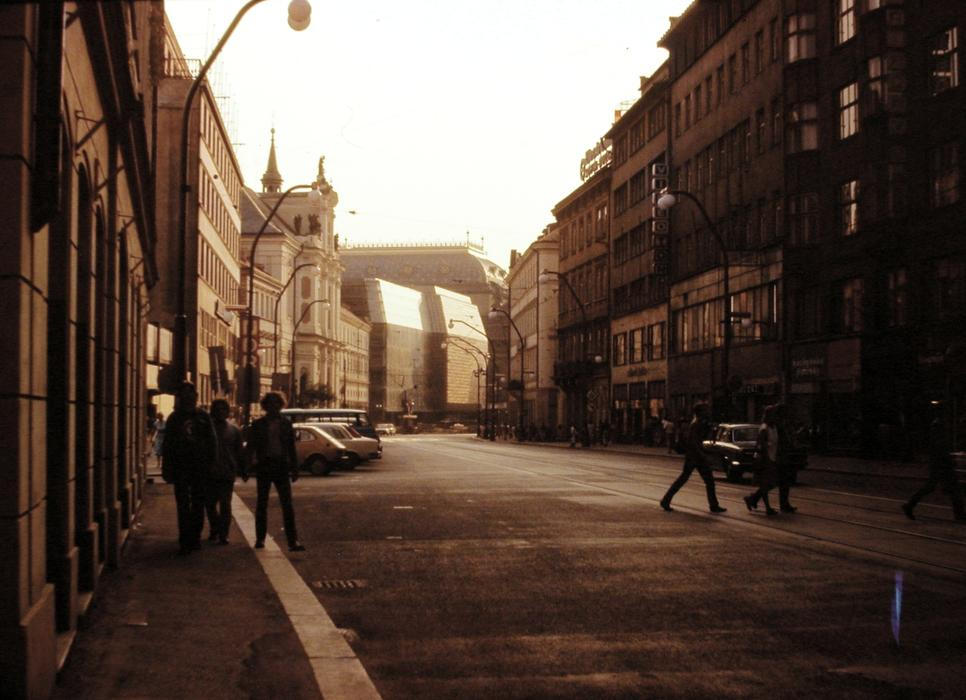 Jak moc se dnes změnila ulice Národní ukazuje snímek z roku 1980. Chodník byl tehdy užší, silnice širší, jen zaparkovaná auta zůstala. A tramvajové koleje, ty také samozřejmě nechybí.