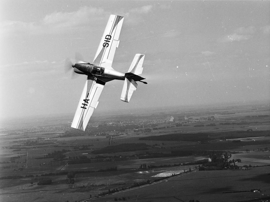 Ještě jedno československé letadlo, tentokrát akrobatický speciál Zlín Z-50 ve specifikaci LA vyráběný otrokovickým Moravanem. Je to dolnoplošník, typ Z-50 byl také prvním sériově vyráběným akrobatickým letounem na světě