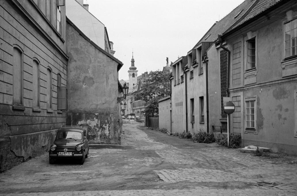 Možná to tak nevypadá, ale i toto je Praha. Konkrétně ulice U Milosrdných a na rohu zaparkovaný Fiat 600.