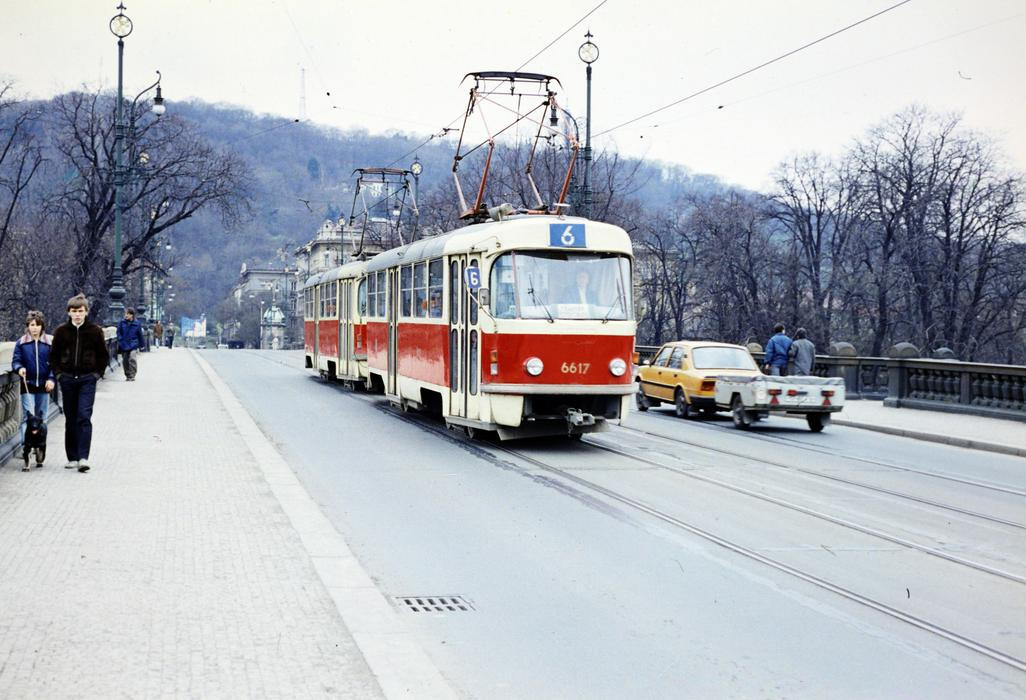 Pohledem na tramvaj na pražském mostě Legií se blíží konec 80. let a s ním i pád socialismu v Československu. Tramvaje na této trase ale ani změna režimu nezastavila.