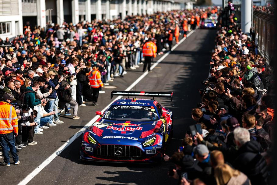 Mercedes-AMG GT3  posádky Max Verstappen, Jules Gounon a Daniel Juncadella v boxech na Nürburgringu