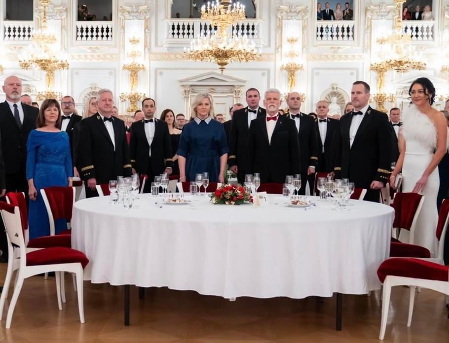 Hromadná fotka z armádního plesu. Zatímco prezident Petr Pavel jako bývalý voják ve slavnostní uniformě nepřišel, ministr Jaromír Zůna ano. Proč? Prý proto, že ctí vojenskou tradici.