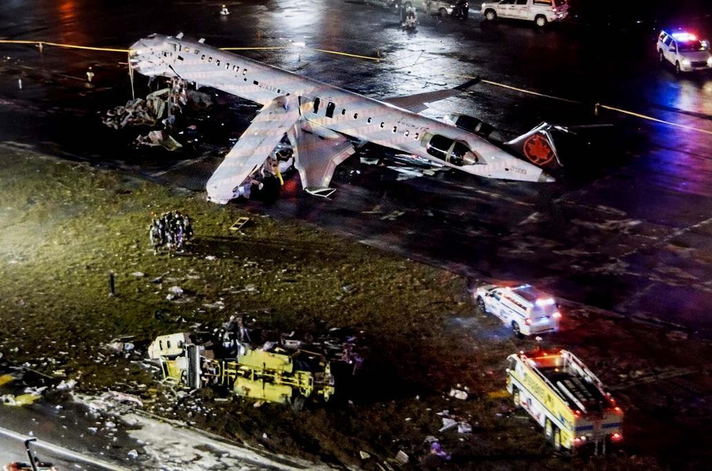 Trosky letadla Air Canada po nárazu do hasičského vozu.