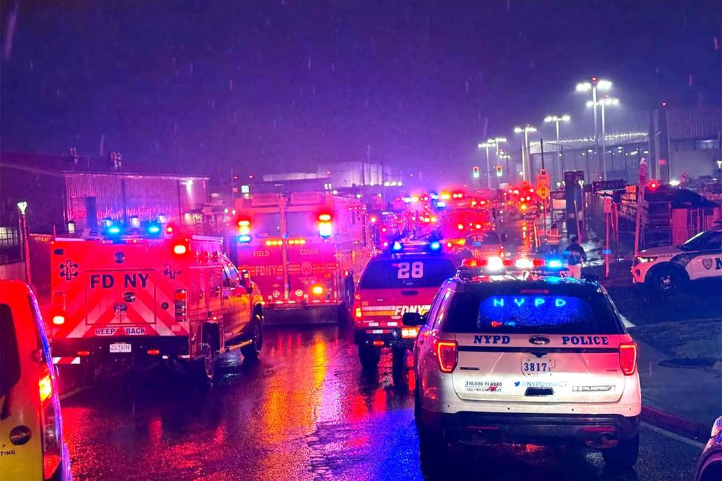 Okolí letiště ochromily uzavírky silnic, dopravní komplikace a masivní nasazení záchranných složek.