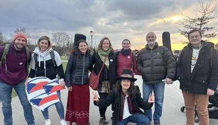 Učitel a muzikant Jan Husák (v klobouku) se svými přáteli po vystoupení na Letné na akci Milionu chvilek pro demokracii.