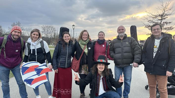 Učitel a muzikant Jan Husák (v klobouku) se svými přáteli po vystoupení na Letné na akci Milionu chvilek pro demokracii.