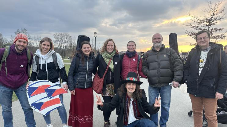 Učitel a muzikant Jan Husák (v klobouku) se svými přáteli po vystoupení na Letné na akci Milionu chvilek pro demokracii.