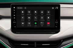 Během nabíjení si tak pustíte třeba YouTube, ani Spotify už nebude nutné připojovat přes telefon.