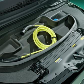 Pod kapotu se nastěhoval 21litrový frunk, třeba na nabíjecí kabely.