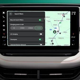 Navigace má integrovanou službu Powerpass, spustit nabíjení tak půjde přímo z auta.