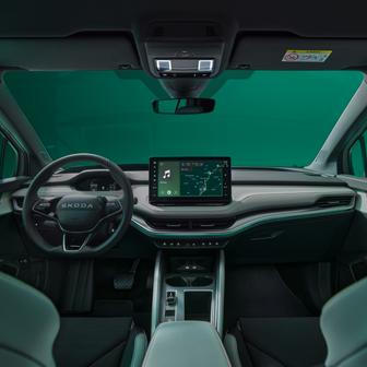 Interiér vypadá na první pohled stejně, ale multimediální systém bude úplně nový na základě rozhraní Android. Přináší tak nové ovládání i možnost stahování aplikací třetích stran.