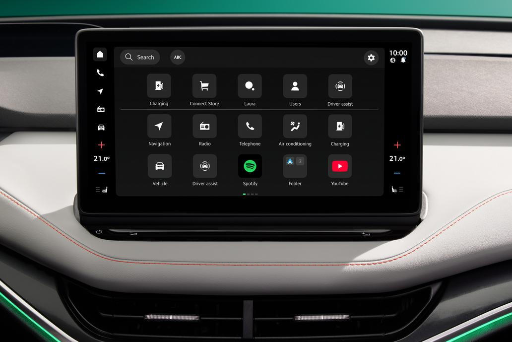Během nabíjení si tak pustíte třeba YouTube, ani Spotify už nebude nutné připojovat přes telefon.