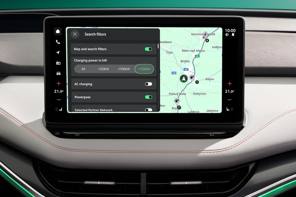 Navigace má integrovanou službu Powerpass, spustit nabíjení tak půjde přímo z auta.
