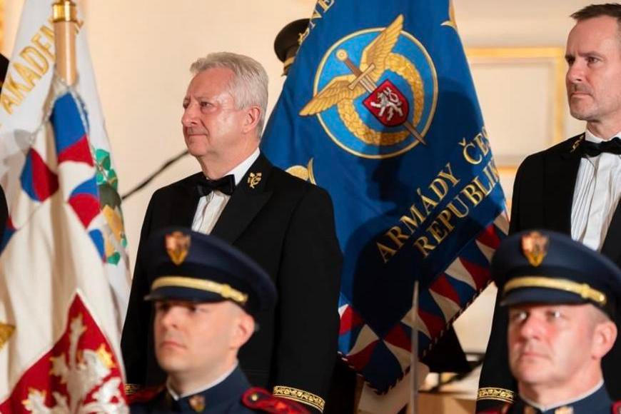 Kdo je tu generál? Ministr Zůna dorazil na ples ve vojenské uniformě. „Hrubá chyba“