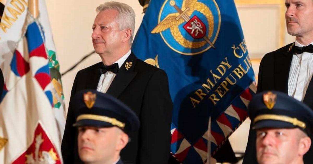 Kdo je tu generál? Ministr Zůna dorazil na ples ve vojenské uniformě. „Hrubá chyba“