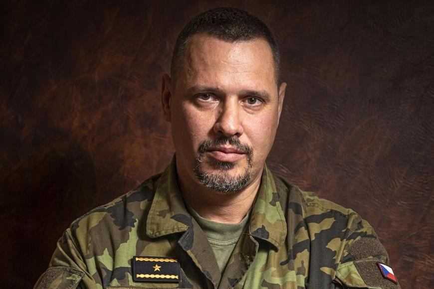 Velitel ztrestal vojáka, který vytáhl nůž na generála. Ve hře je dlouhé vězení