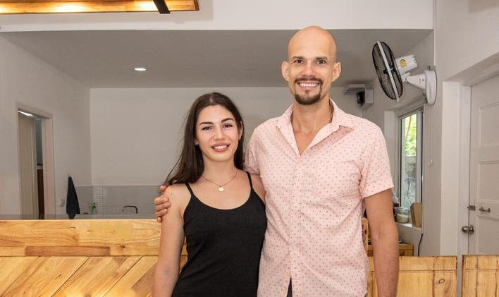 Čech, který se rozhodl podnikat na thajském ostrově Ko Samui, postupně vybudoval prosperující byznys od ubytování přes servis pro turisty až po českou kavárnu a přitom si našel domov i štěstí daleko od rodné země. 