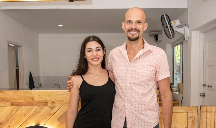 Čech, který se rozhodl podnikat na thajském ostrově Ko Samui, postupně vybudoval prosperující byznys od ubytování přes servis pro turisty až po českou kavárnu a přitom si našel domov i štěstí daleko od rodné země. 