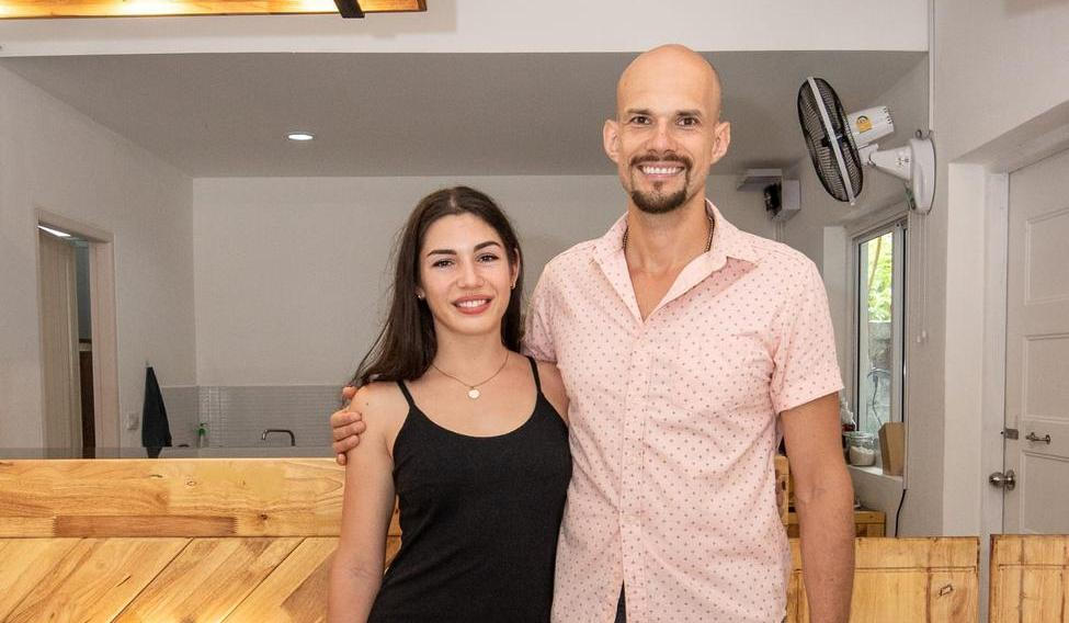 Čech, který se rozhodl podnikat na thajském ostrově Ko Samui, postupně vybudoval prosperující byznys od ubytování přes servis pro turisty až po českou kavárnu a přitom si našel domov i štěstí daleko od rodné země. 