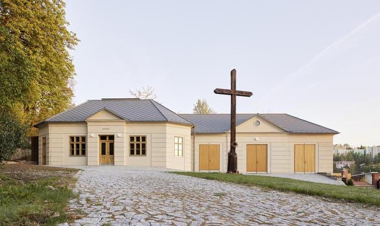 Nová smuteční síň ve Vimperku není okázalá. Nepotřebuje to. Její síla spočívá v jemnosti, respektu k minulosti a hlubokém porozumění tomu, co takové místo má být.