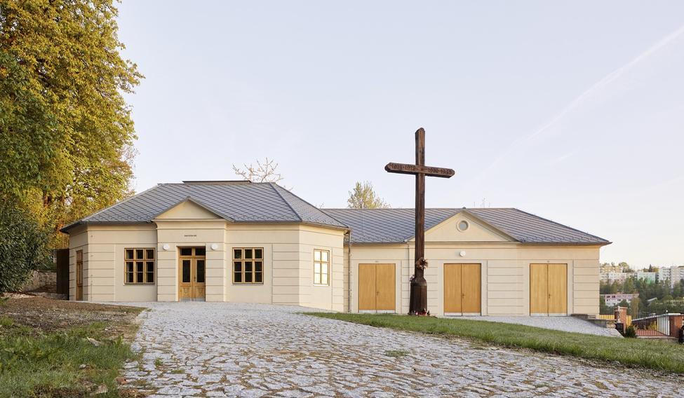 Nová smuteční síň ve Vimperku není okázalá. Nepotřebuje to. Její síla spočívá v jemnosti, respektu k minulosti a hlubokém porozumění tomu, co takové místo má být.