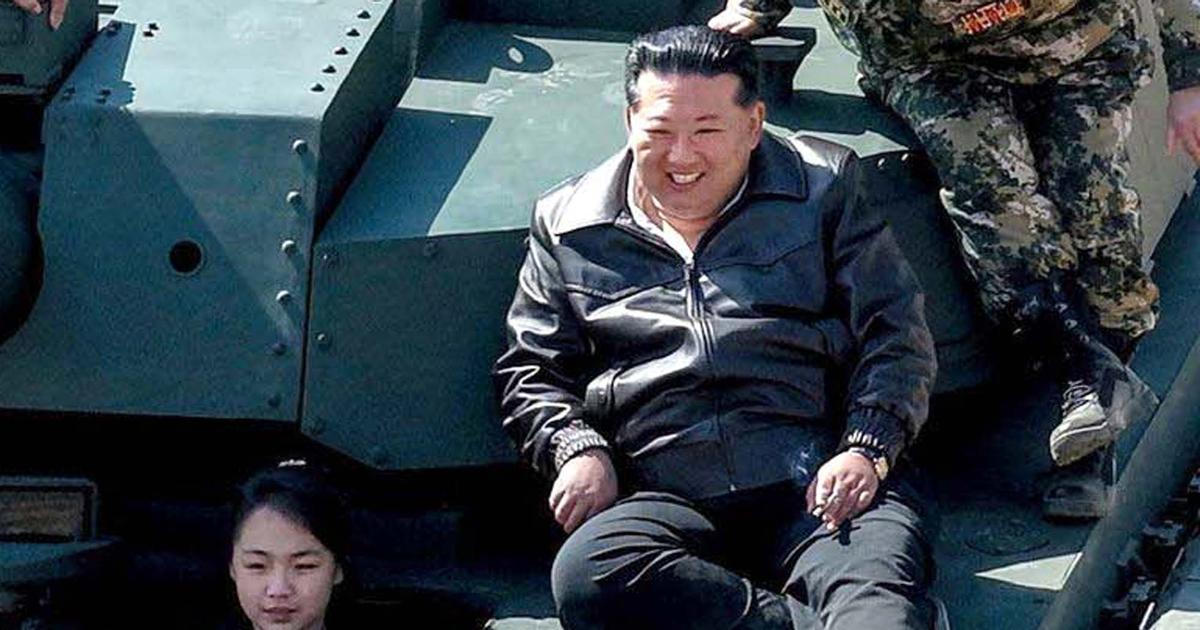 Obrazem: Tankový prapor po korejsku. Rodinná jízda Kimových novým obrněncem