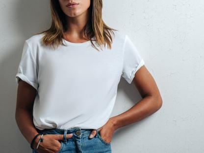 Bílé tričko a džíny