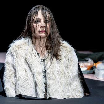 Z inscenace Vegetariánka, kterou uvádí pražské Divadlo v Dlouhé.