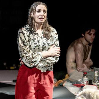 Veronika Lazorčáková a Matyáš Řezníček v inscenaci Vegetariánka, kterou uvádí pražské Divadlo v Dlouhé.