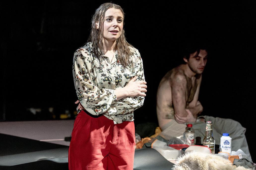 Veronika Lazorčáková a Matyáš Řezníček v inscenaci Vegetariánka, kterou uvádí pražské Divadlo v Dlouhé.