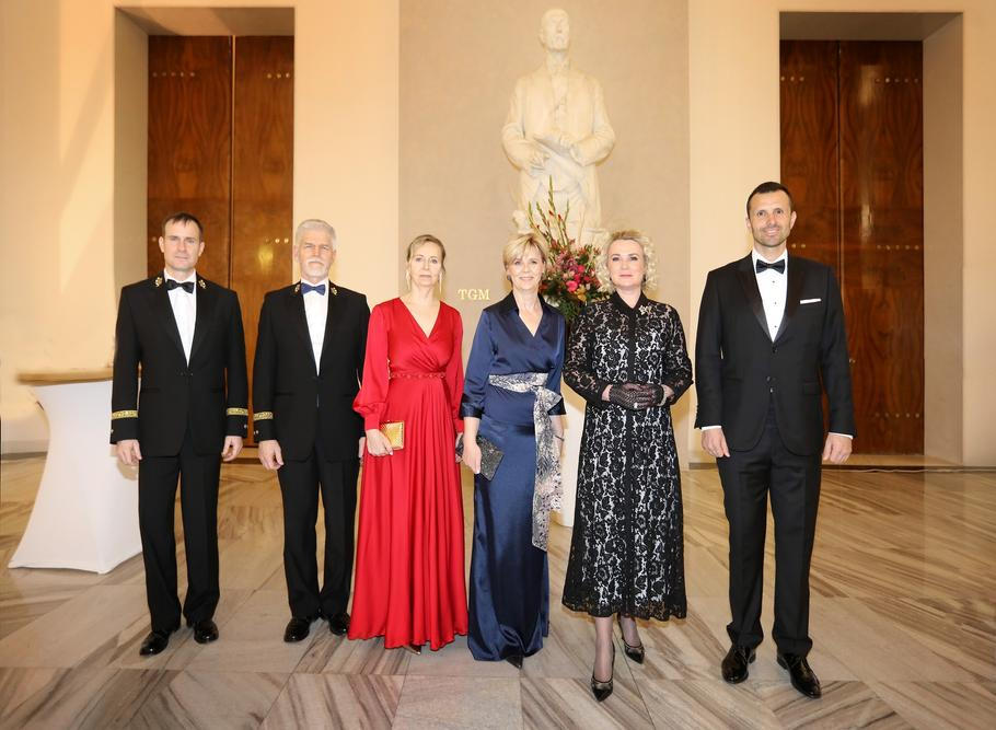 V roce 2023 se armádní ples konal jen pár dnů po inauguraci prezidenta Petra Pavla. I on tehdy, jako čerstvý vrchní velitel ozbrojených sil, využil slavnostní černý vojenský stejnokroj. Od té doby už jej na plese ozbrojených sil neměl.