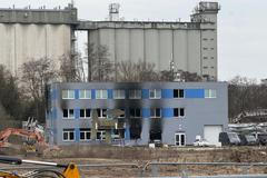 Vyhořelá budova firmy Archer-LPP v Pardubicích na snímku z neděle 22. března 2026, tedy více než 48 hodin po jejím zapálení neznámou skupinou útočníků.