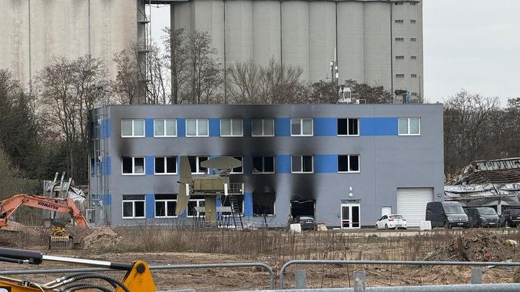 Vyhořelá budova firmy Archer-LPP v Pardubicích na snímku z neděle 22. března 2026, tedy více než 48 hodin po jejím zapálení neznámou skupinou útočníků.