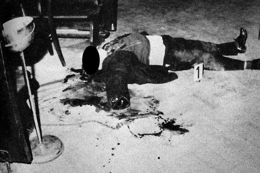 Proč Jiří Doležal oběti odsekl ruce, se policisté nikdy nedozvěděli. Policejní snímek z ohledání místa činu zachycuje tělo kuchaře ležící na podlaze restaurace U Dvou koček na Uhelném trhu v Praze dne 19. února 1981.