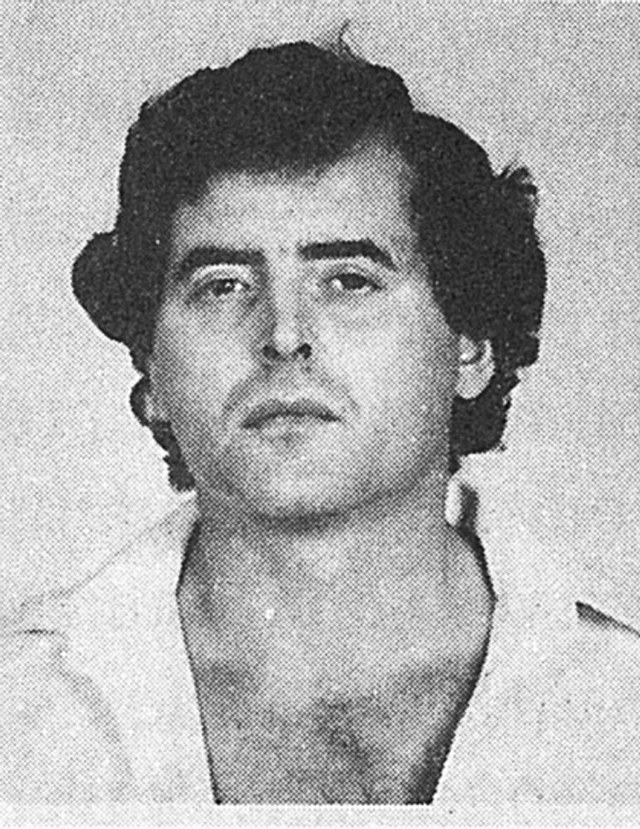 Jiří Doležal byl na první pohled atraktivní muž, jeho povaha z něj ale podle Markoviče dělala odpudivou bytost. Policejní identifikační fotografie Jiřího Doležala po zatčení v roce 1981, pořízená v Praze.