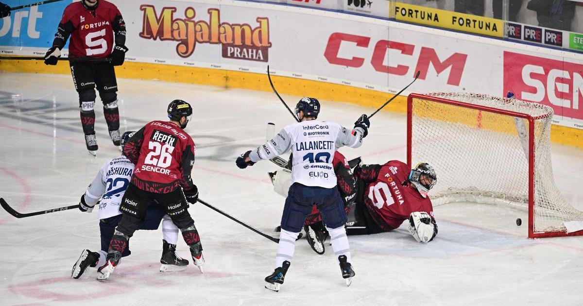 Podražení vlastního brankáře, pak osudný faul. Sparta je znovu krok od vyřazení