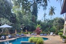  „Takže jsem k Thajsku inklinoval,“ říká s úsměvem. Během jedné z cest ho napadla jednoduchá myšlenka: co kdyby se už nemusel vracet domů? Ta postupně dozrávala až v rozhodnutí. Začal se učit thajsky a plánovat. A když přišel ten správný moment, dal výpověď, prodal většinu věcí a odjel.