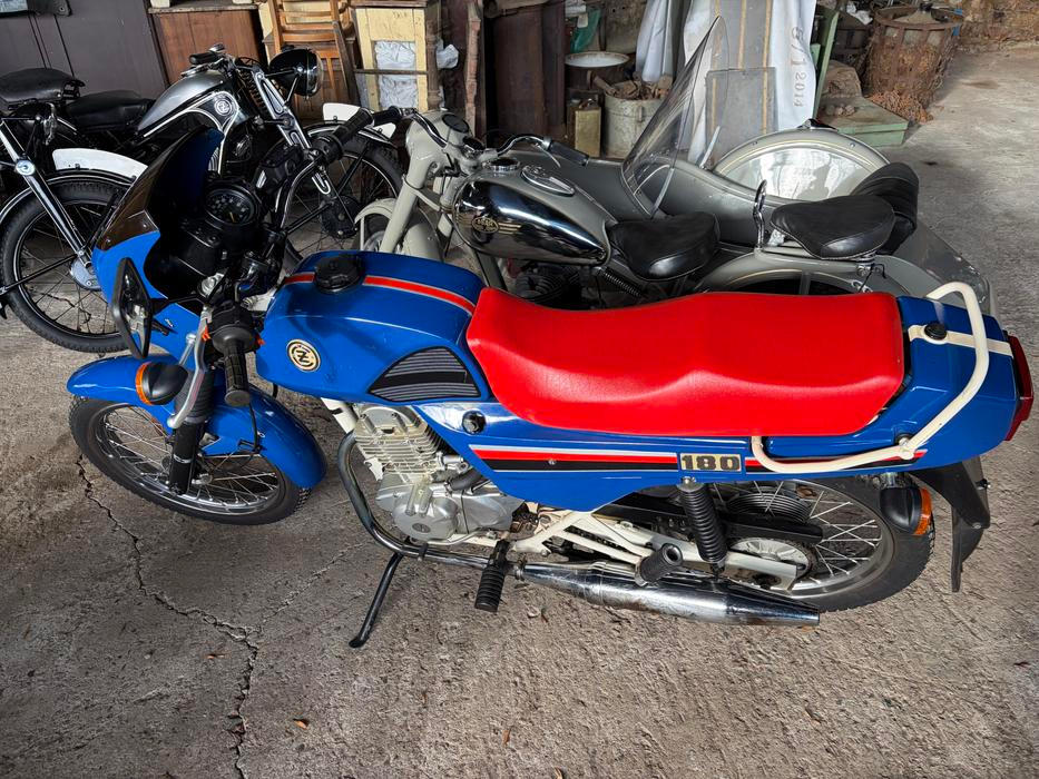 Zde ještě jednou prototyp čtyřtaktního stroje.