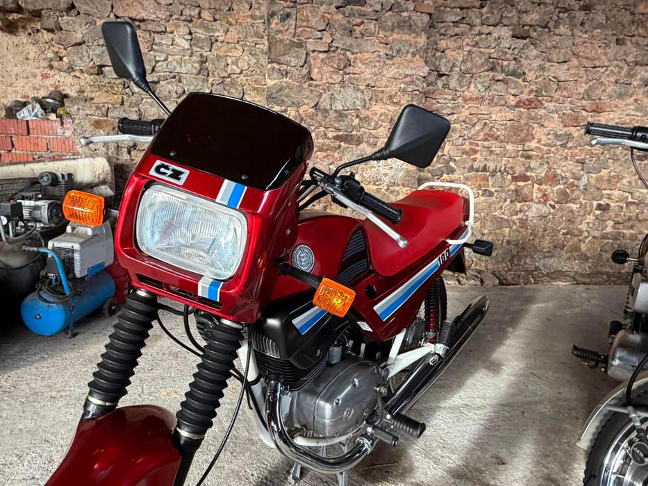 ČZ na aukci Retro Garáž. Zájemce si může vybrat oblíbenou barvu.