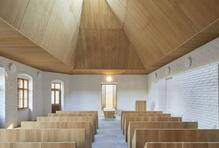 Ještě nedávno tu dominoval chaos a zapomenuté věcí, dnes jde o prostor, kde architektura ustupuje emocím, světlo kreslí jemné obrazy na stěnách a i obyčejná cihla tak trochu vypráví o druhé šanci.