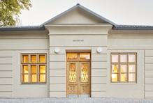 Silný kontrast mezi pietou a každodenností vytvořil obraz, který byl sice syrový, ale zároveň definoval začátek nové kapitoly.