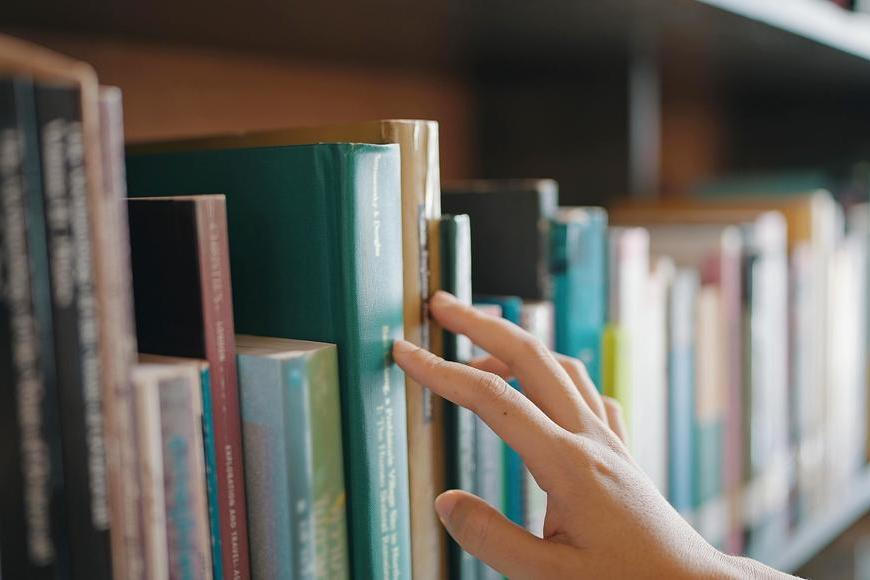 KVÍZ: Babičku pozná každý, ale co ostatní klasiky? Otestujte si, zda poznáte knihu podle první věty