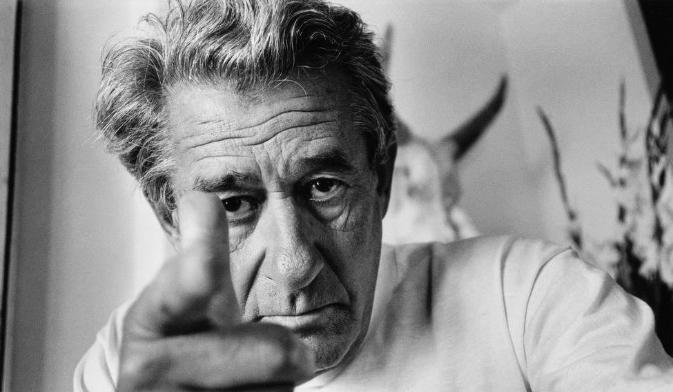 Narodil se v roce 1920 v Berlíně jako Helmut Neustädter. Berlín meziválečné éry byl místem silných kontrastů: otevřený i temný, dekadentní i svazující. Newtona tak formovaly noční ulice, kabarety i atmosféra, ve které se mísila svoboda s latentním nebezpečím.