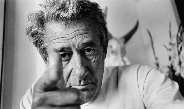 Narodil se v roce 1920 v Berlíně jako Helmut Neustädter. Berlín meziválečné éry byl místem silných kontrastů: otevřený i temný, dekadentní i svazující. Newtona tak formovaly noční ulice, kabarety i atmosféra, ve které se mísila svoboda s latentním nebezpečím.