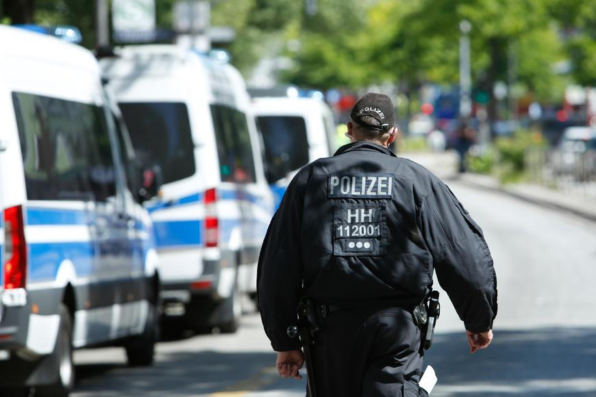 Policie v Německu provedla razii kvůli útoku, který odstřihl tisíce lidí od elektřiny