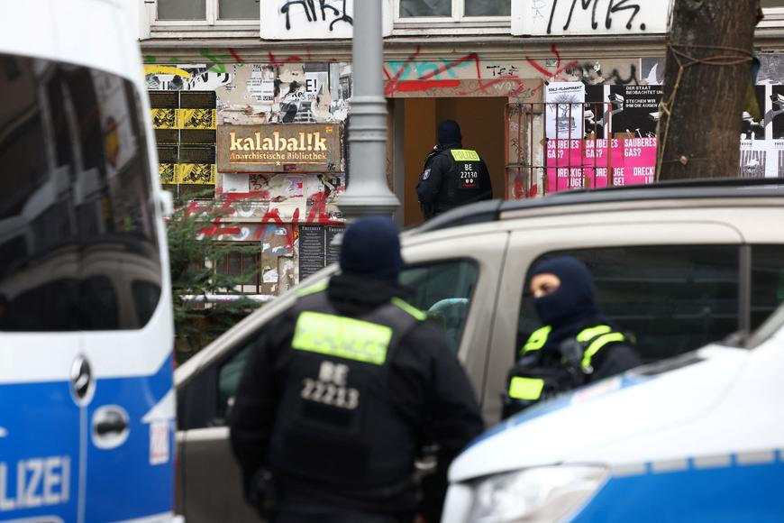 Čtyři obvinění z útoku na energetiku v Berlíně, policie podnikla razii Čtyři obvinění z útoku na energetiku v Berlíně, policie podnikla razii