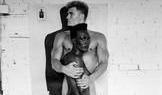 Když se v roce 1983 potkali, švédský drsňák Dolph Lundgren pracoval jako ochranka. Jamajská zpěvačka Grace Jones v něm okamžitě rozpoznala hvězdu. O dva roky později už pózovali před objektivem Helmuta Newtona v Los Angeles jako nejikoničtější „power couple“ 80. let.