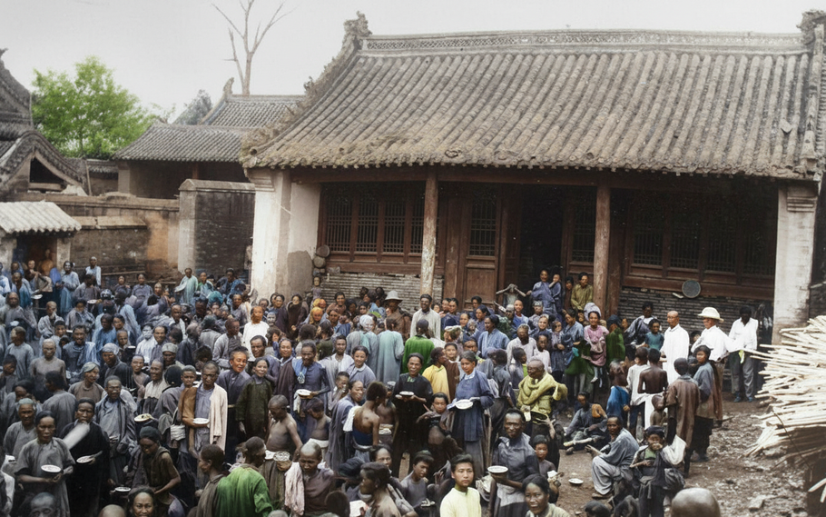 Hankou, srpen 1931. Rodiny vyhnané z domovů čekají před městskou budovou na první dávky pomoci od Mezinárodního červeného kříže. Voda už ustupuje, ale hlad, nemoci a rozpad života teprve začínají.