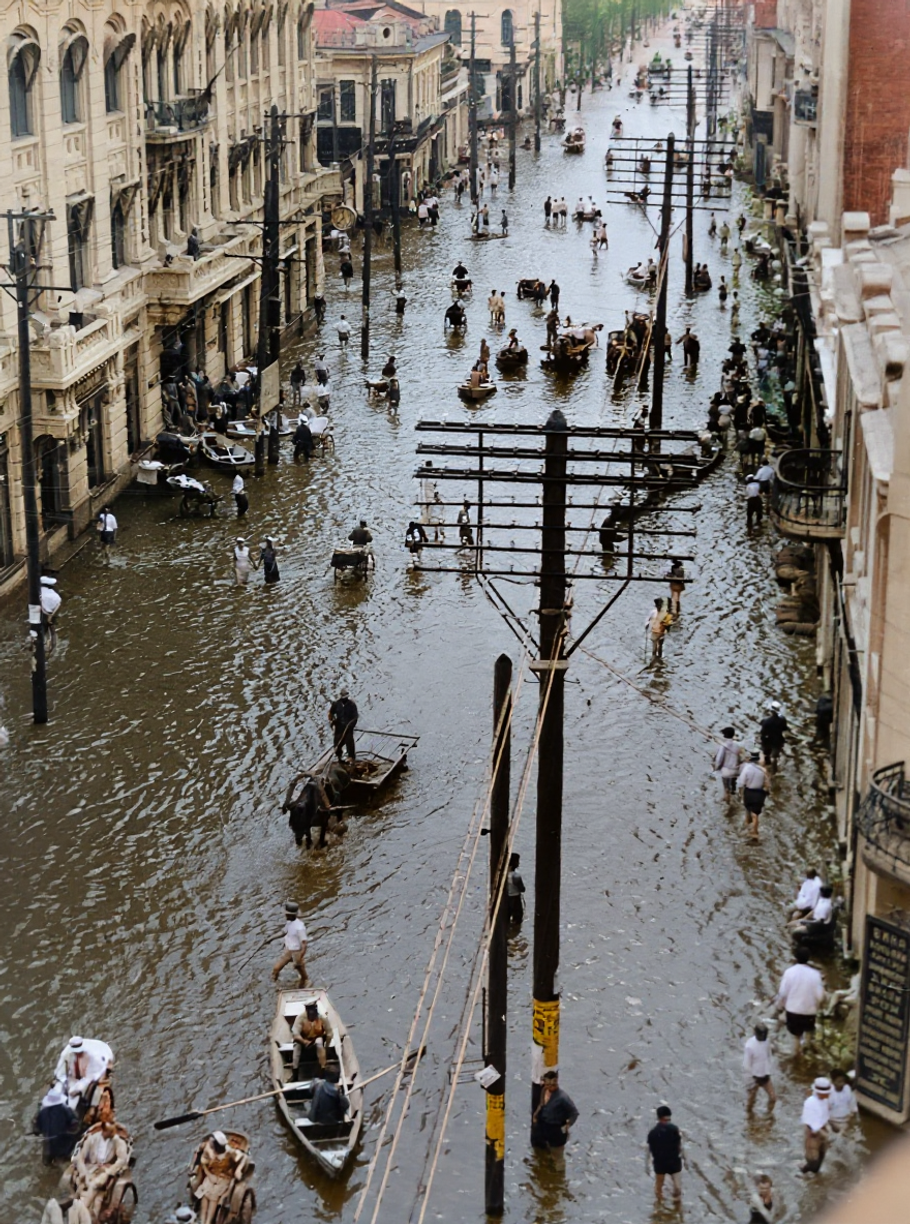 Zaplavená ulice s uprchlíky a improvizovanou dopravou, Charbin (Mandžusko), 12. září 1931. Kolorováno
